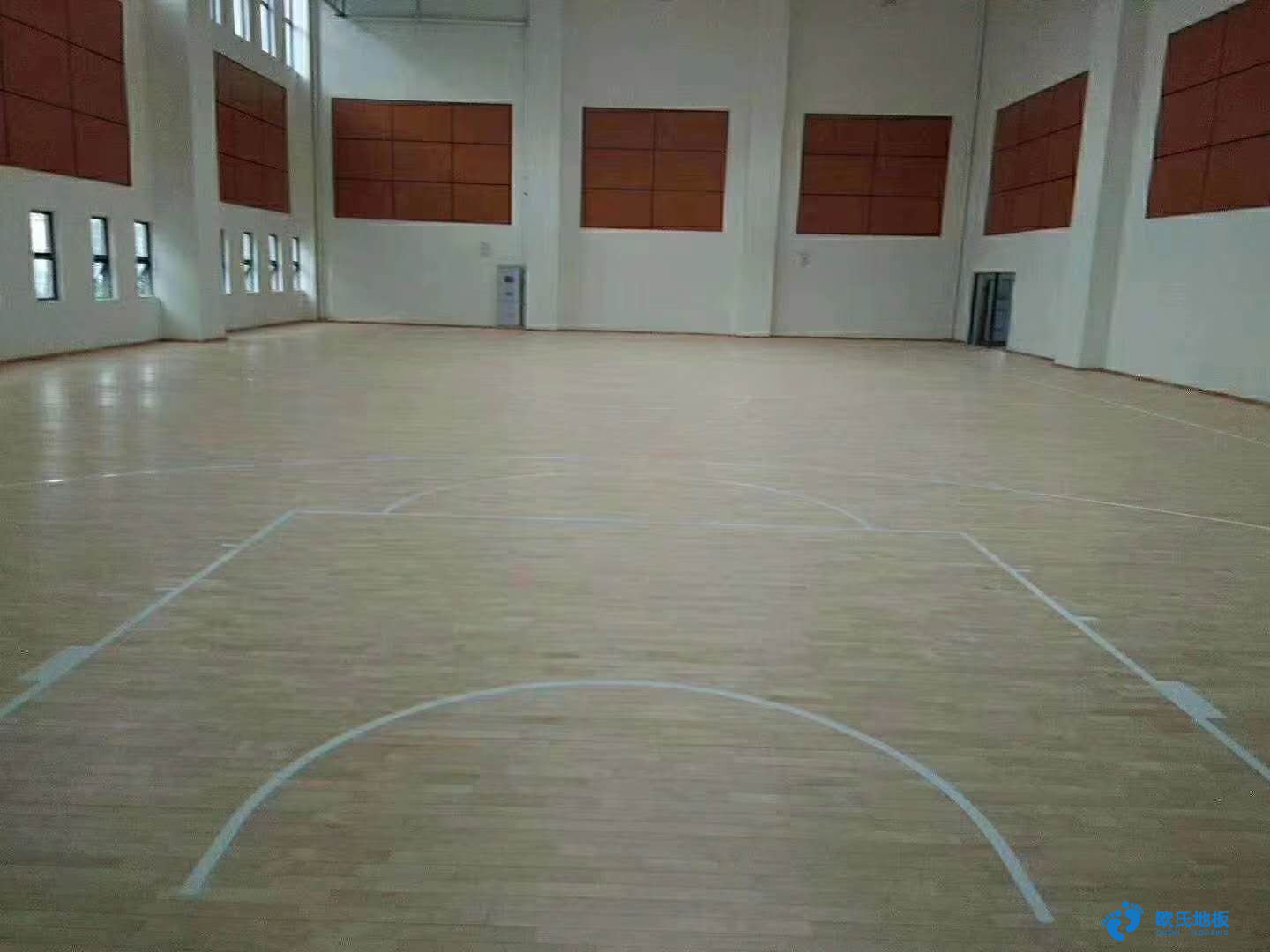 室內(nèi)籃球館木地板比pvc運(yùn)動地板更專業(yè)