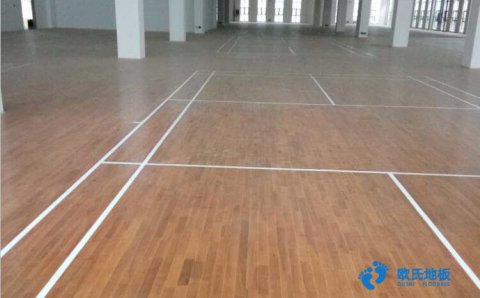 烏?；@球木地板如何施工 體育場木地板施工周期