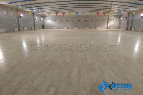 學(xué)?；@球場(chǎng)館地板去哪買