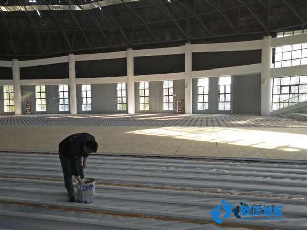 學校籃球場館地板優(yōu)點