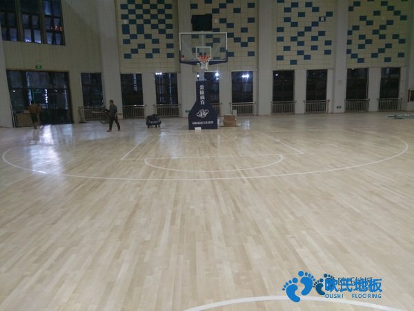 學(xué)?；@球場地木地板能拖嗎