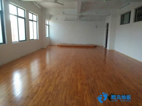學(xué)?；@球場(chǎng)地地板特點(diǎn)