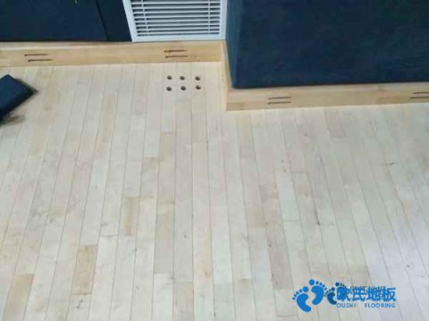 學(xué)?；@球場地木地板如何挑選