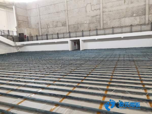 知名運(yùn)動(dòng)場地木地板施工隊(duì)