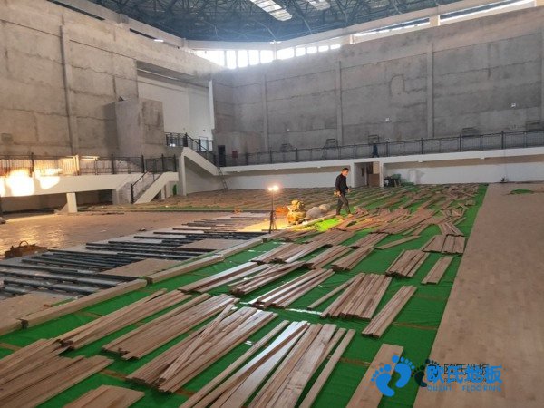 知名運(yùn)動(dòng)場地木地板施工隊(duì)