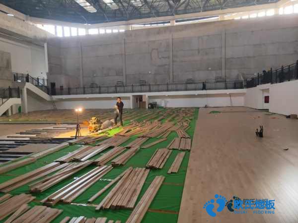 知名運(yùn)動(dòng)場地木地板施工隊(duì)
