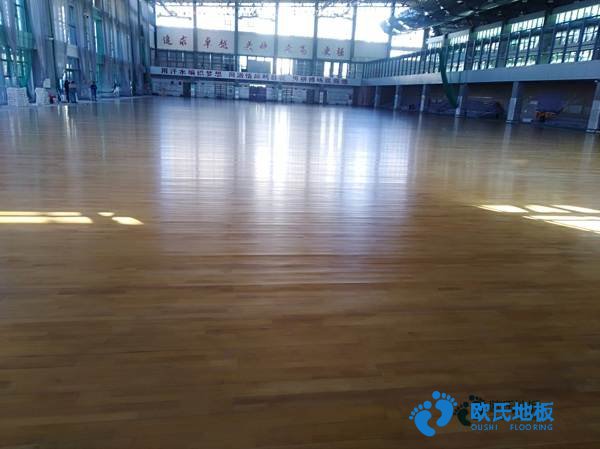 學(xué)?；@球館地板生產(chǎn)的工作環(huán)境
