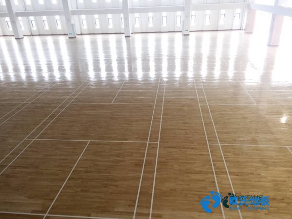 學(xué)?；@球場(chǎng)木地板施工隊(duì)