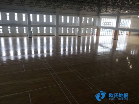 學(xué)?；@球場(chǎng)木地板施工隊(duì)