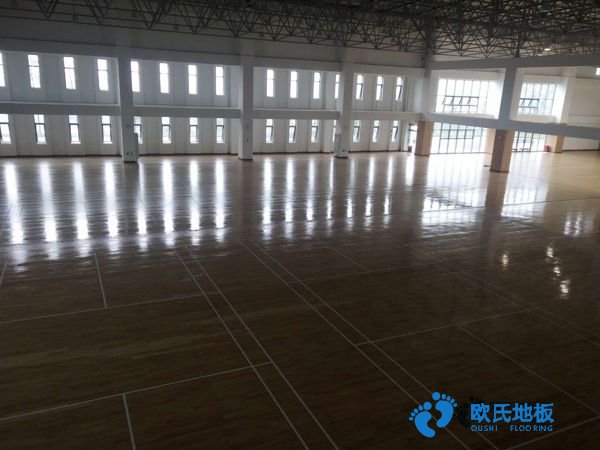 學(xué)?；@球場(chǎng)木地板施工隊(duì)