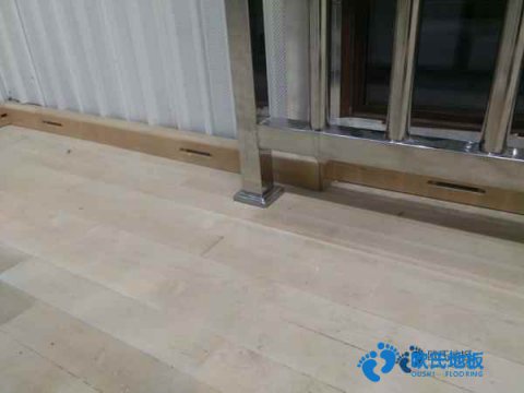 學(xué)?；@球場地木地板能用多久
