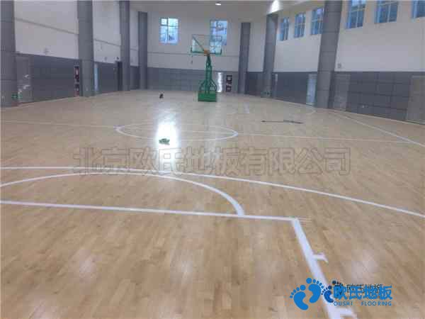 學(xué)?；@球場(chǎng)館地板如何拆
