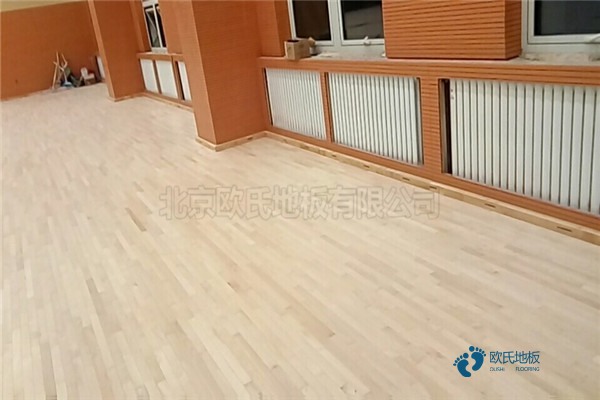 較好的籃球運(yùn)動木地板怎么拆