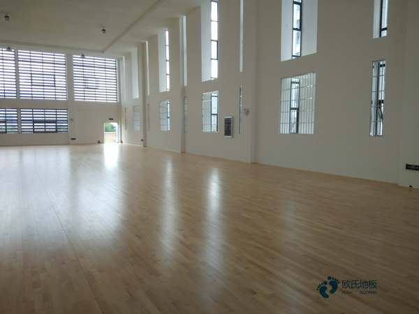 用什么運(yùn)動木地板適合籃球館嗎