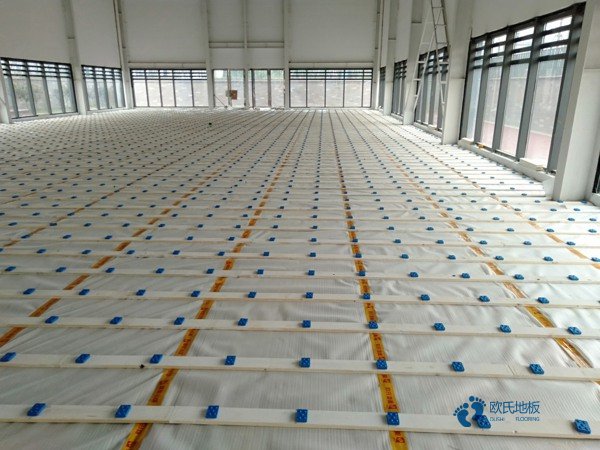 學(xué)?；@球地板的回彈率1