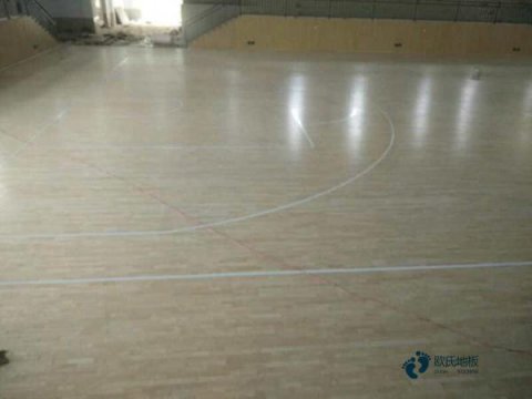 學?；@球運動地板施工隊