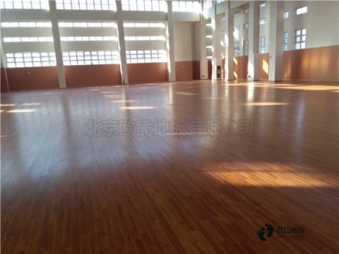 學(xué)?；@球館木地板特性