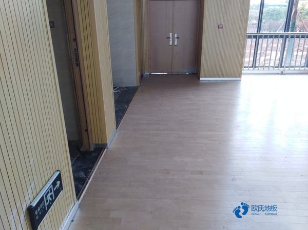 國標(biāo)體育運(yùn)動木地板施工團(tuán)隊(duì)3